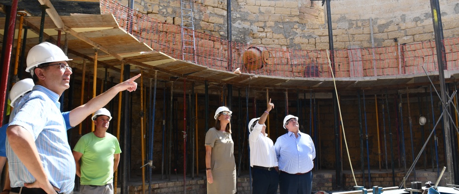 La alcaldesa de Osuna visita las obras de restauracion del Teatro Alvarez Quintero