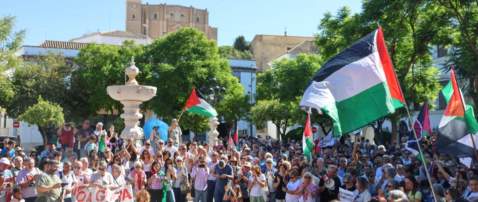 EN SOLIDARIDAD Y APOYO AL PUEBLO PALESTINO OSUNA ACOGE UNA CONCENTRACIÓN