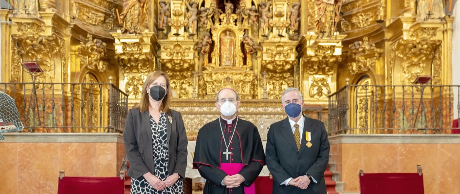 ENTREGA MEDALLA patricio arzobispo